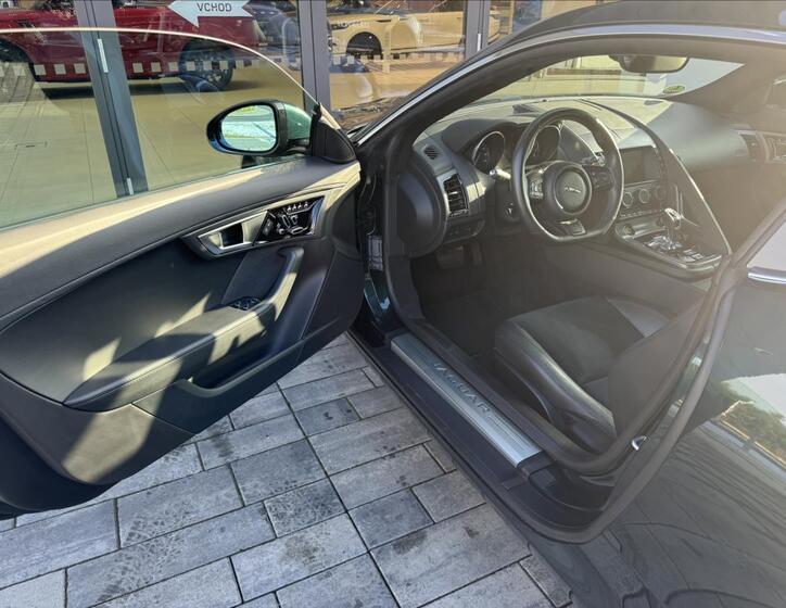 Jaguar F-Type 6
