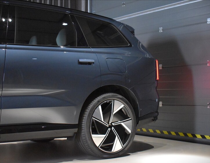 Volvo EX90 14