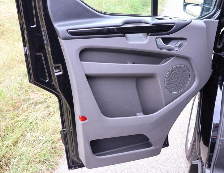 Ford Tourneo Custom 11