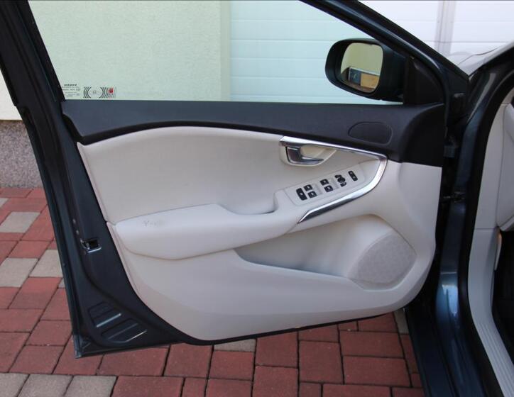 Volvo V40 13