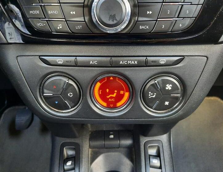 Peugeot 301 21