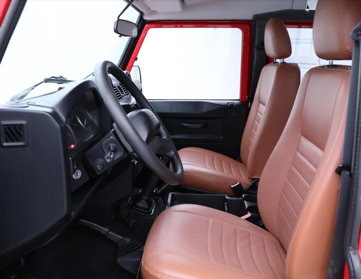 Land Rover Defender 11