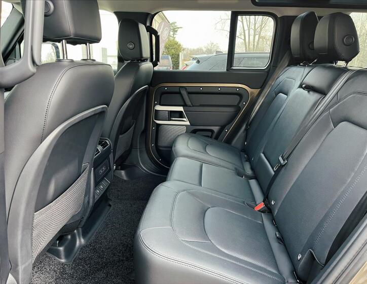 Land Rover Defender 10