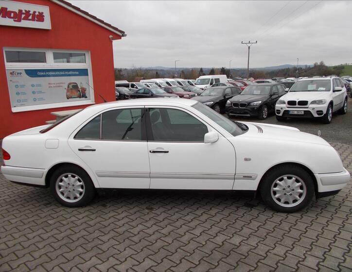 Mercedes-Benz Třídy E 8