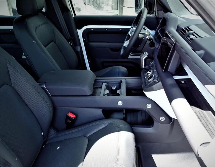 Land Rover Defender 16