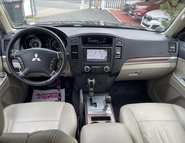 Mitsubishi Pajero 9