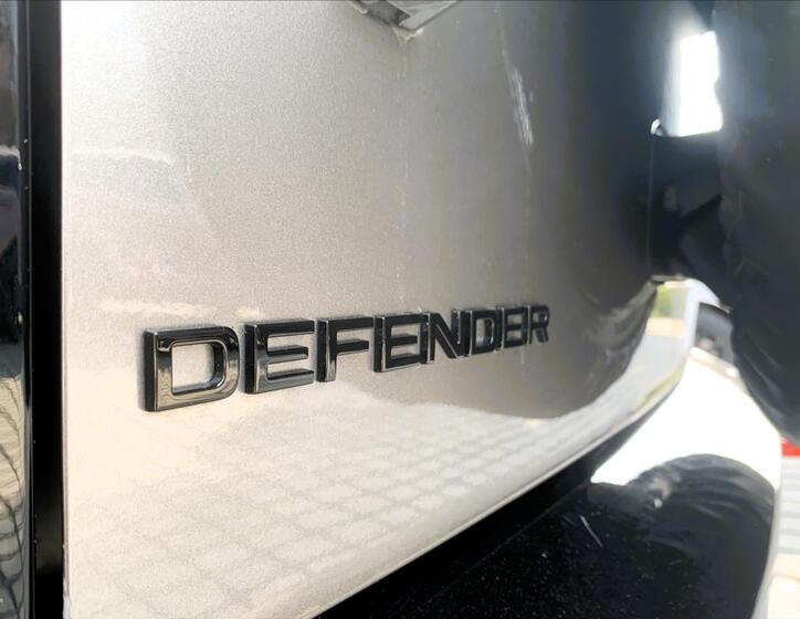 Land Rover Defender 10