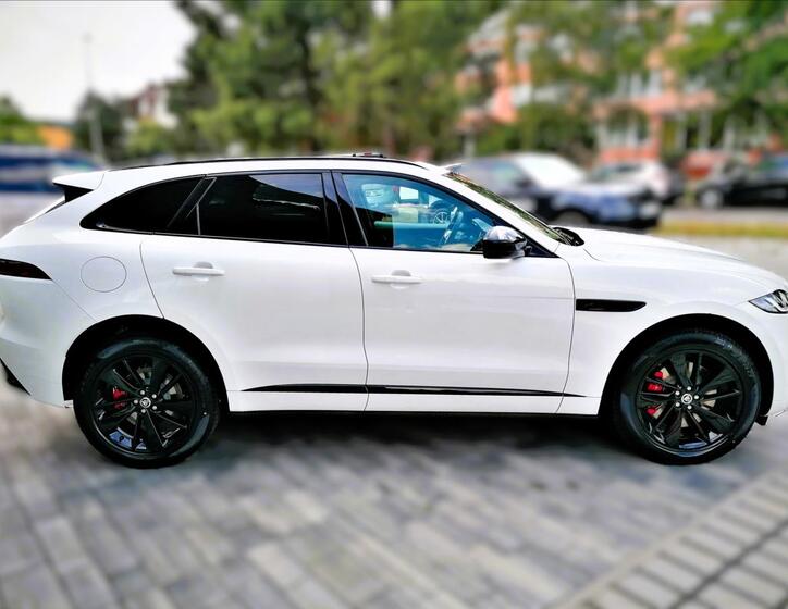 Jaguar F-Pace 11