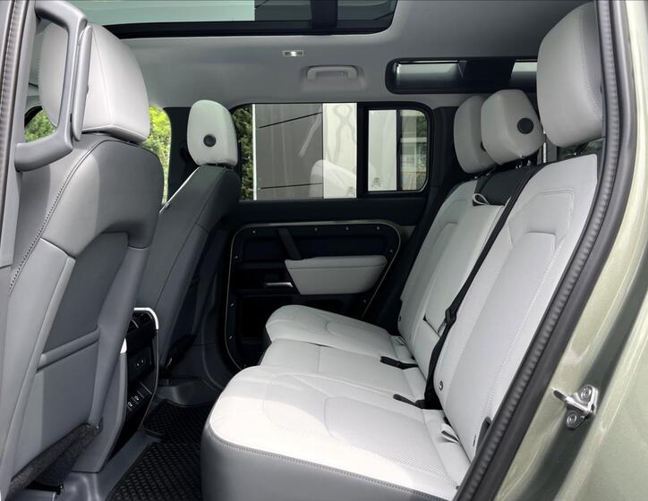 Land Rover Defender 21
