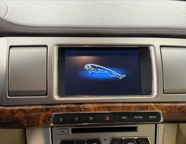 Jaguar XF 17