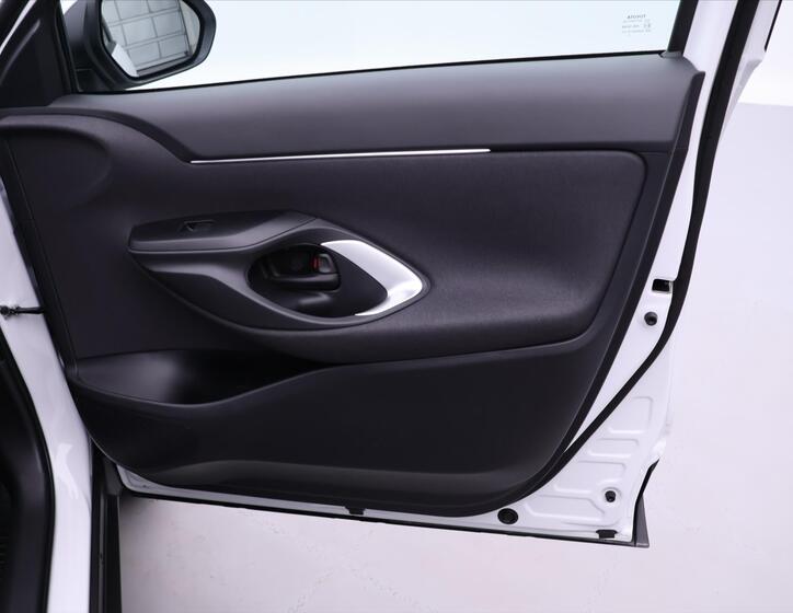 Toyota Yaris Cross 13