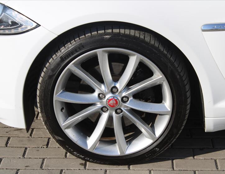 Jaguar XF 9