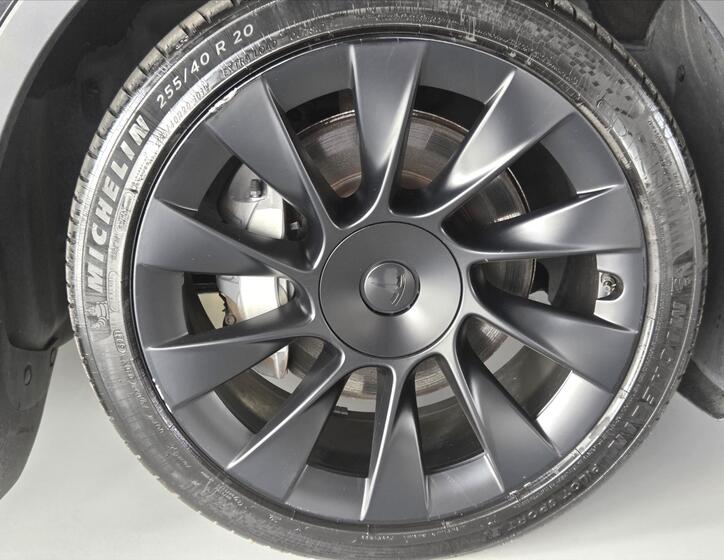 Tesla Model Y 18