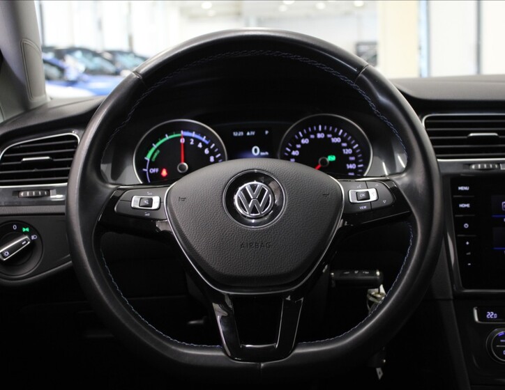 Volkswagen e-Golf 9