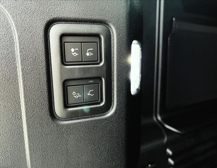 Land Rover Defender 7