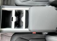 Land Rover Defender 26