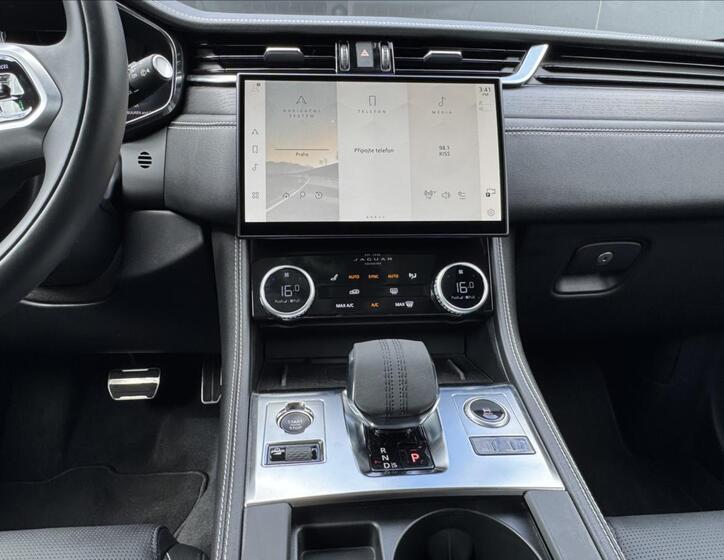 Jaguar F-Pace 15