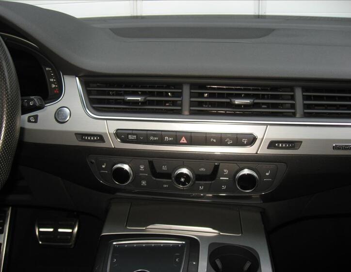 Audi Q7 25