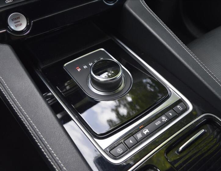 Jaguar F-Pace 19