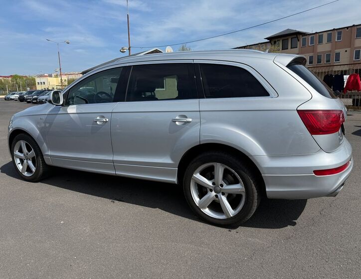 Audi Q7 4