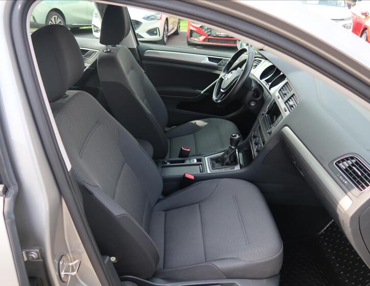 Volkswagen Golf 12