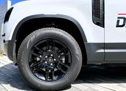 Land Rover Defender 3