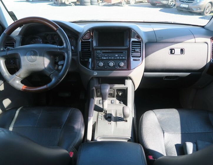 Mitsubishi Pajero 11