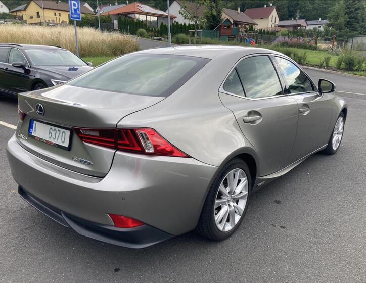 Lexus IS 300h 34