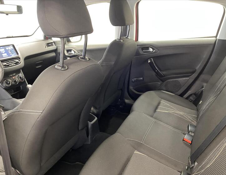 Peugeot 208 6