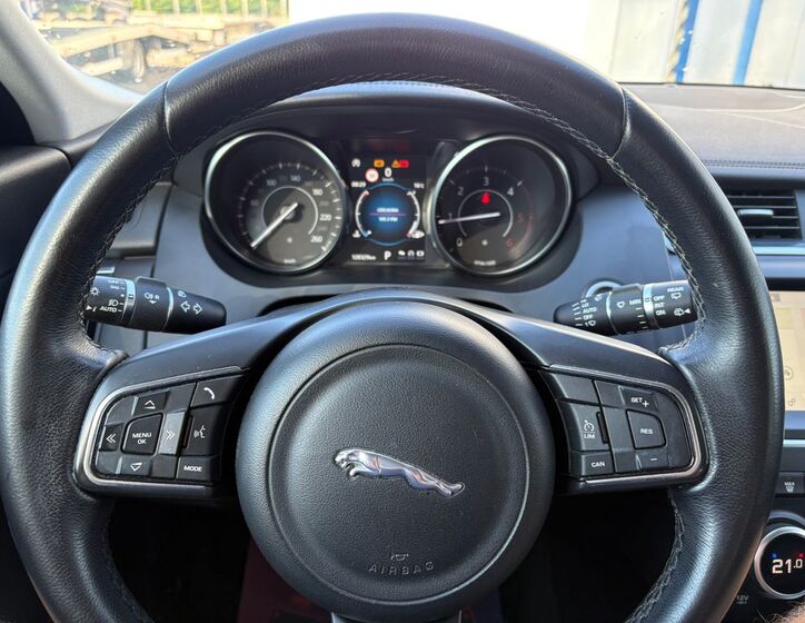 Jaguar F-Pace 8
