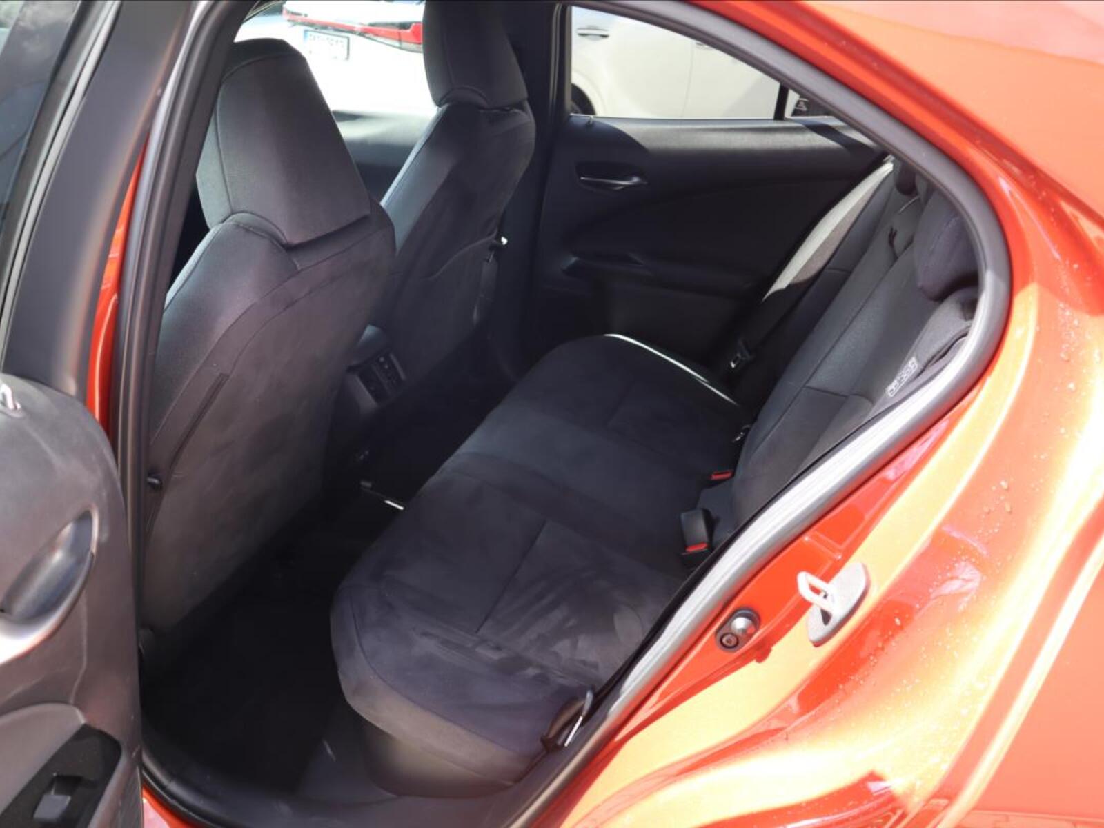 Lexus UX 250h 15