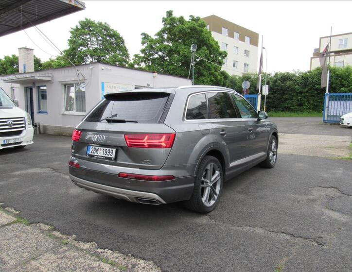 Audi Q7 4