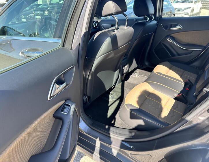 Mercedes-Benz GLA 11