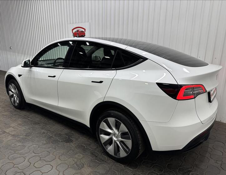 Tesla Model Y 6
