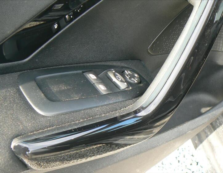 Peugeot 208 9