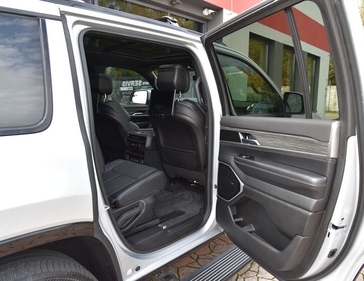 Jeep Wagoneer 22