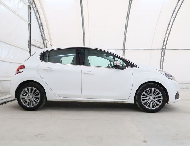 Peugeot 208 5