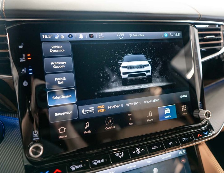 Jeep Grand Wagoneer 34