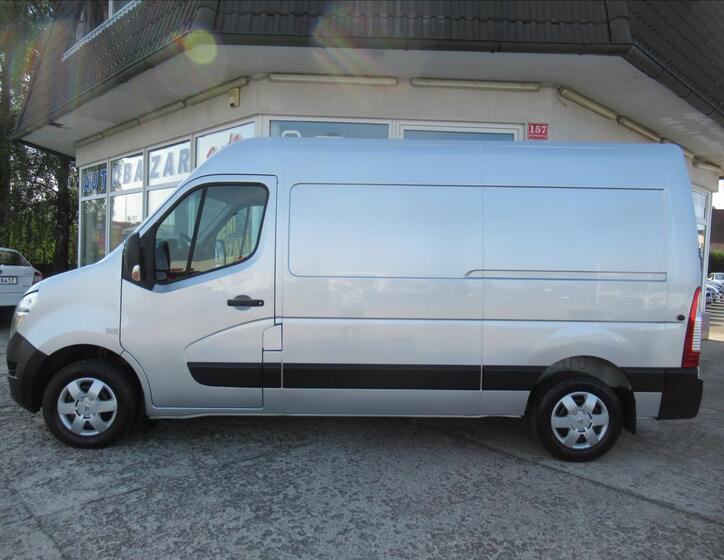 Nissan NV400 9