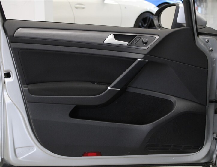 Volkswagen e-Golf 18