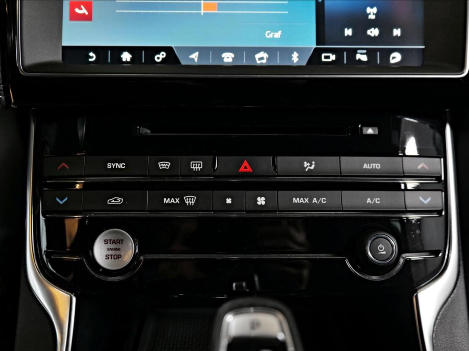 Jaguar XE 33