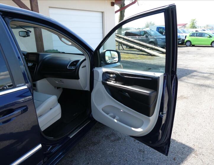 Chrysler Town & Country 17