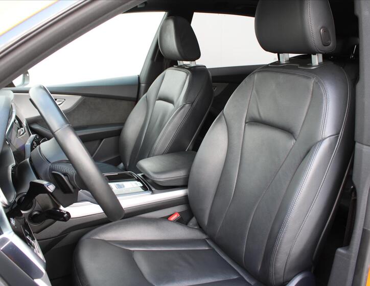 Audi Q8 10