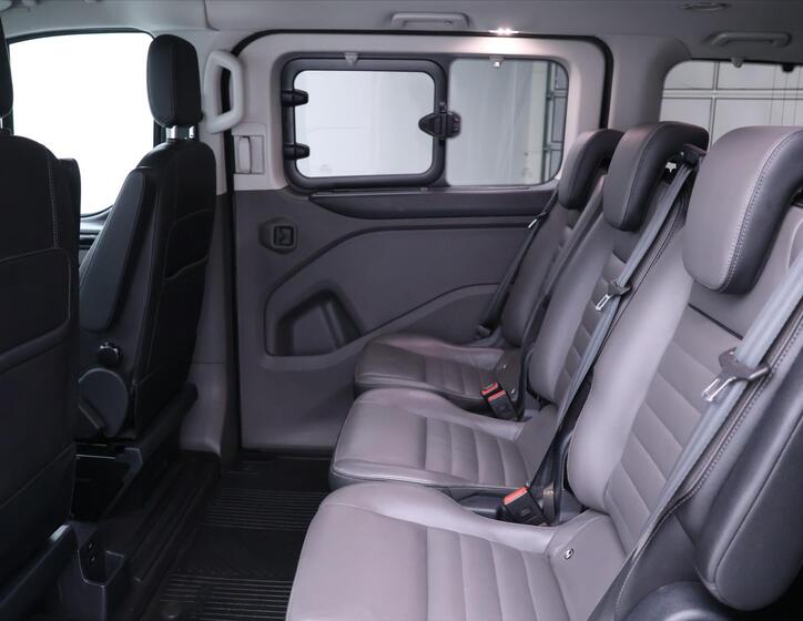 Ford Tourneo Custom 16