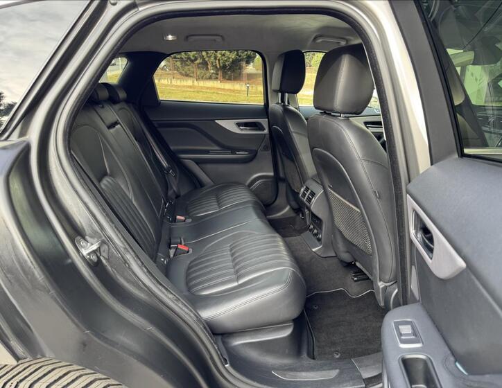 Jaguar F-Pace 12