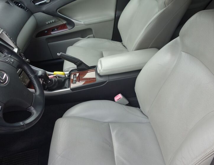 Lexus IS 220 14