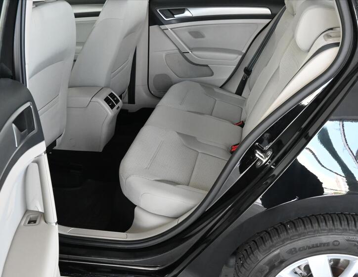 Volkswagen Golf 10