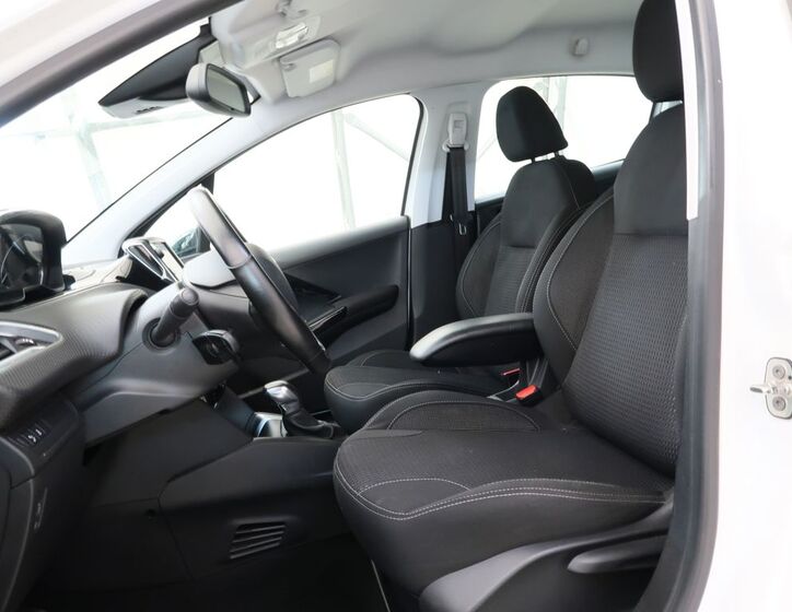 Peugeot 208 13
