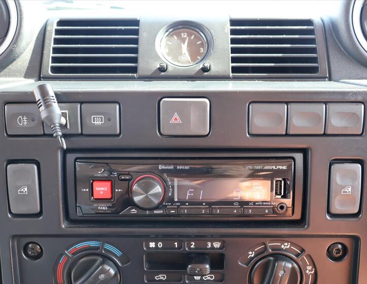 Land Rover Defender 25