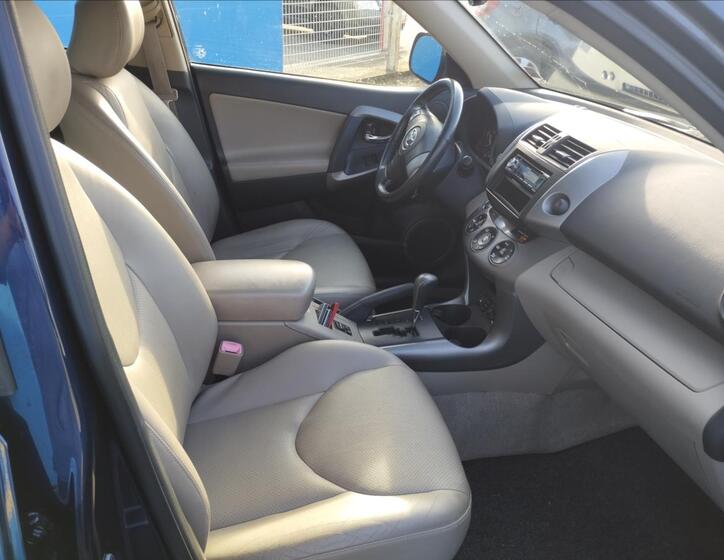 Toyota RAV4 8